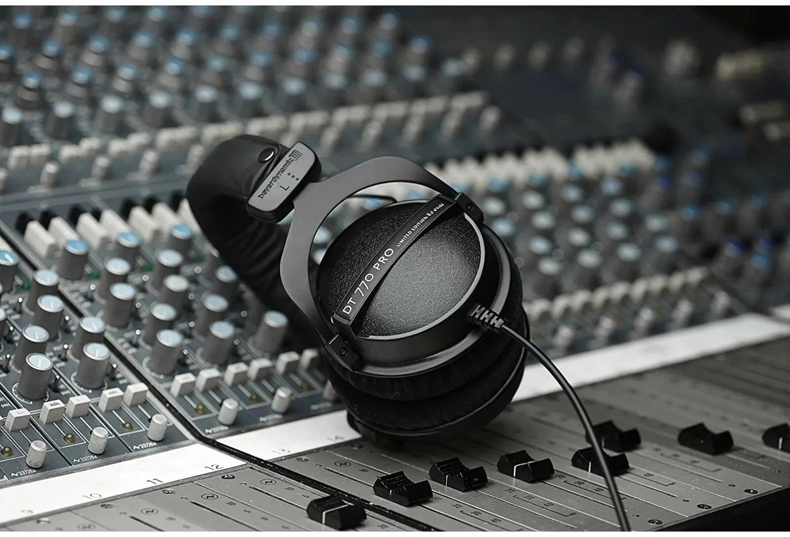 Как выбрать студийные наушники: полное руководство для звукорежиссеров и музыкантов