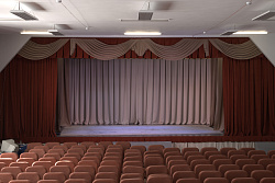 Комплект одежды сцены и занавесей на окна и двери зала №1