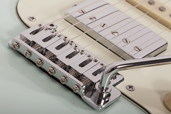 Электрогитара SCHECTER [NICK JOHNSTON TRAD-HSS A. FROST] электрогитара 6-струнная, корпус: ольха, гриф: обоженный клён, накладка черное дерево, на болтах, звукосниматели: HSS, 22 лада, цвет: Atomic Frost