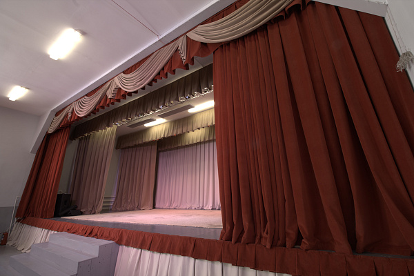 Комплект одежды сцены и занавесей на окна и двери зала №1