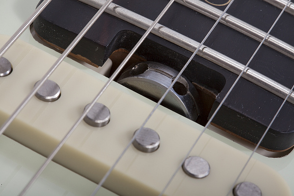Электрогитара SCHECTER [NICK JOHNSTON TRAD-HSS A. SNOW] электрогитара 6-струнная, корпус: ольха, гриф: обоженный клён, накладка черное дерево, на болтах, звукосниматели: HSS, 22 лада, цвет: Atomic Snow