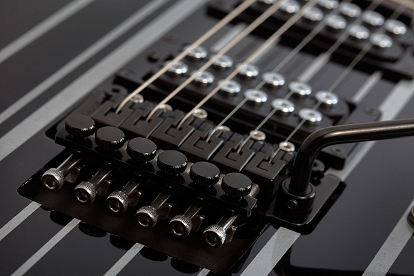 Электрогитара SCHECTER [SYNYSTER STANDARD BLK] электрогитара 6-струнная, корпус: красное дерево, гриф: 3-кусковое красное дерево, накладка: черное дерево, 24 лада, цвет: Black (BLK)