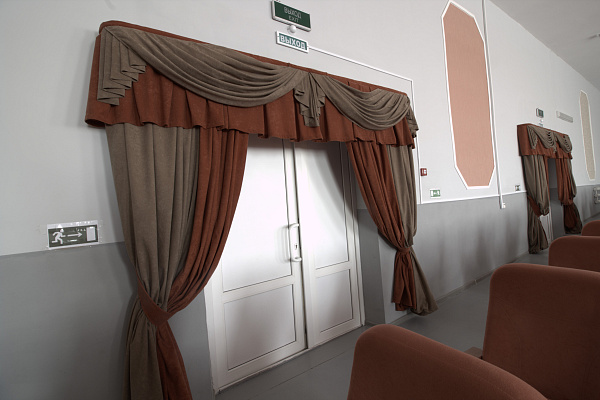 Комплект одежды сцены и занавесей на окна и двери зала №1