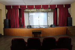 Комплект одежды сцены и занавесей на окна зала №2