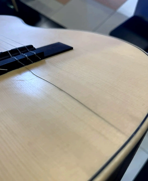 Уценённый товар LAG OC70 - Классическая гитара 4/4, трещина на вехней деке