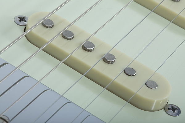 Электрогитара SCHECTER [NICK JOHNSTON TRAD-HSS A. SNOW] электрогитара 6-струнная, корпус: ольха, гриф: обоженный клён, накладка черное дерево, на болтах, звукосниматели: HSS, 22 лада, цвет: Atomic Snow