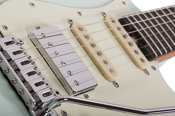 Электрогитара SCHECTER [NICK JOHNSTON TRAD-HSS A. FROST] электрогитара 6-струнная, корпус: ольха, гриф: обоженный клён, накладка черное дерево, на болтах, звукосниматели: HSS, 22 лада, цвет: Atomic Frost