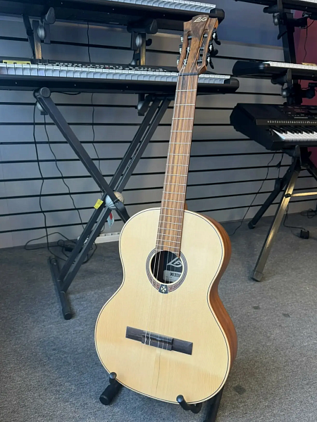 Уценённый товар LAG OC70 - Классическая гитара 4/4, трещина на вехней деке