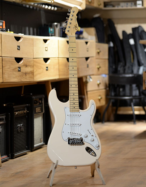 G&L Tribute Legacy Gloss White MP Poplar - Электрогитара
