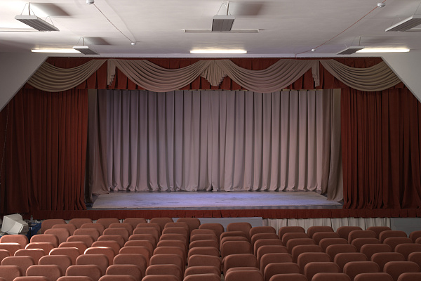 Комплект одежды сцены и занавесей на окна и двери зала №1